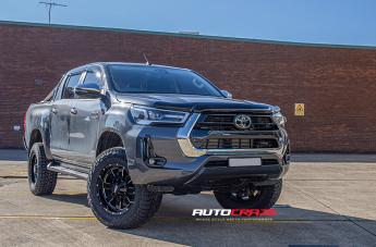 TOYOTA HILUX 4WD MO962 GLOSS BLACK MILLED ACCENTS