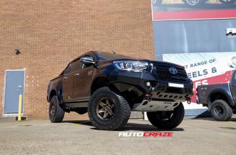 TOYOTA HILUX 4WD KICKER BRONZE CENTER BLACK LIP