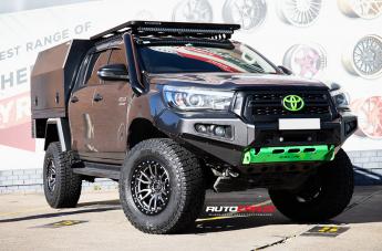 TOYOTA HILUX 4WD REBEL ANTHRACITE CENTER W BLACK LIP