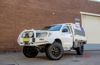 TOYOTA HILUX N70 4WD GD01 BLACK WITH CHROME INSERTS
