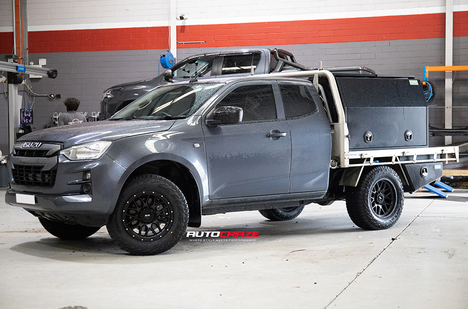 ISUZU DMAX ELITE OFFROAD CHAOS SATIN BLACK 