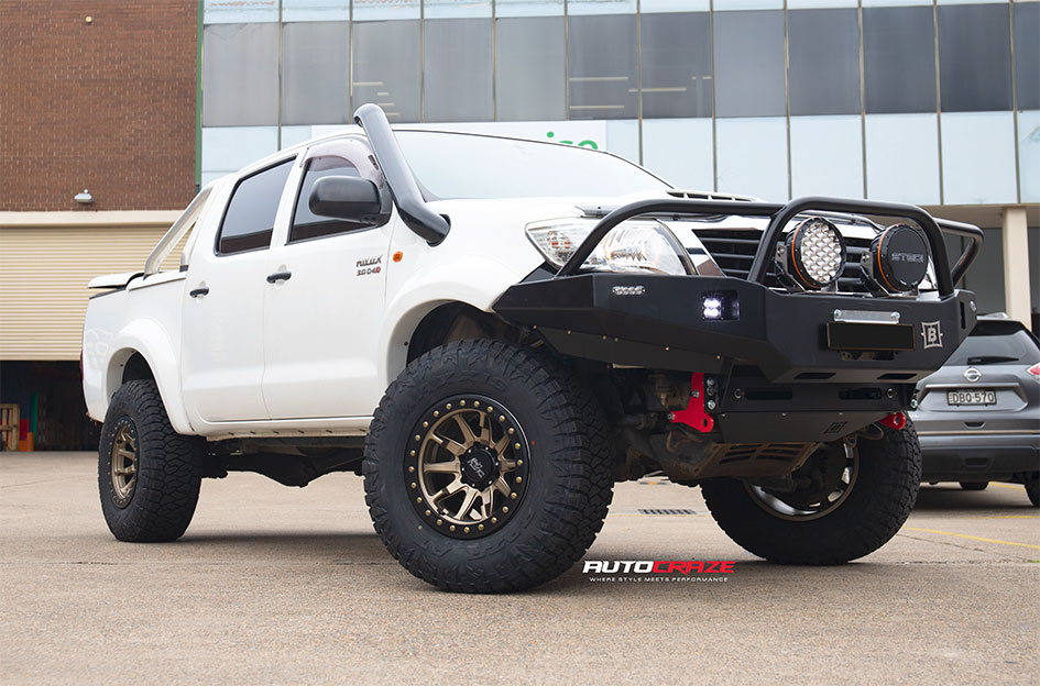 TOYOTA HILUX DIRTY LIFE DT1 SATIN GOLD BLACK LIP