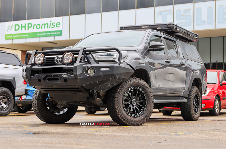 TOYOTA HILUX NOMAD N133 SATIN BLACK