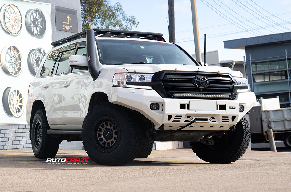 TOYOTA LANDCRUISER 200 SERIES ROH ASSAULT MATT BLACK WITH BLACK BOLTS AND GRAPHITE FACE