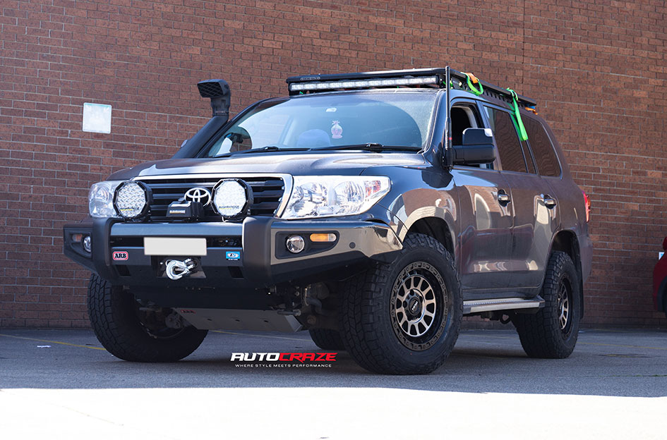 TOYOTA LANDCRUISER 200 SERIES ROH ASSAULT MATT BLACK WITH BLACK BOLTS AND GRAPHITE FACE