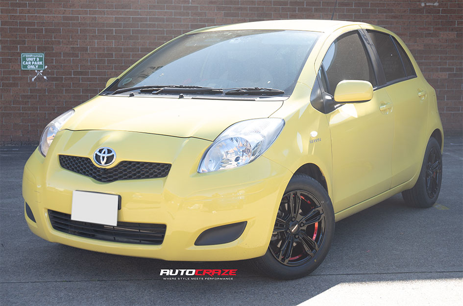 TOYOTA YARIS SPEEDY PIANO BLACK/RED UNDERCUT