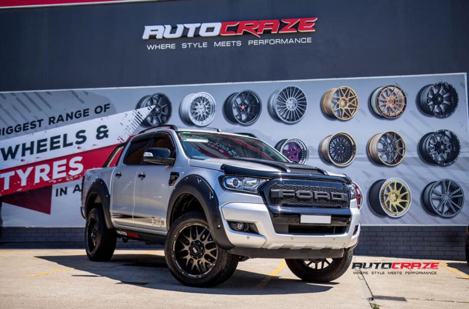 Silver Ford Ranger FX4 Grid GD02 Grid GD02 Matte Black Machined Face Accelera Omikron All Terrain Renkaat Etukuvio