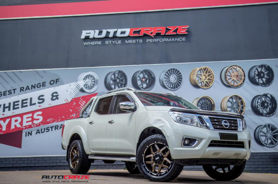 Witte Nissan Navara Grid GD07 wielen Nitto Terra Grappler banden voorzijde shot