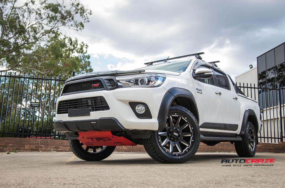 toyota trd grid kevytmetallivanteet gd05 toyo rengas edessä laajakulmakuva helmikuu 2018