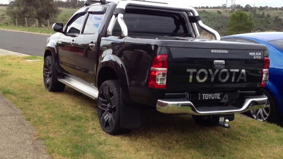 toyota_hilux_sr5_rims_autocraze_2017
