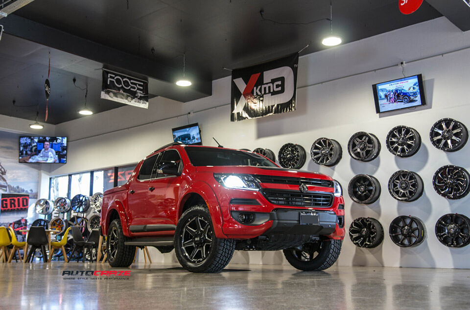 Red Holden Colorado 20 tum Grid GD06 4x4 hjul gloss black milled accents nitto terra grappler däck front shot