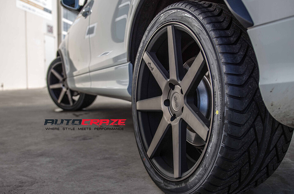 WHITE AUDI Q7 NICHE VERONA MATTE BLACK TINTED WHEELS REAR CLOSEUP SHOT