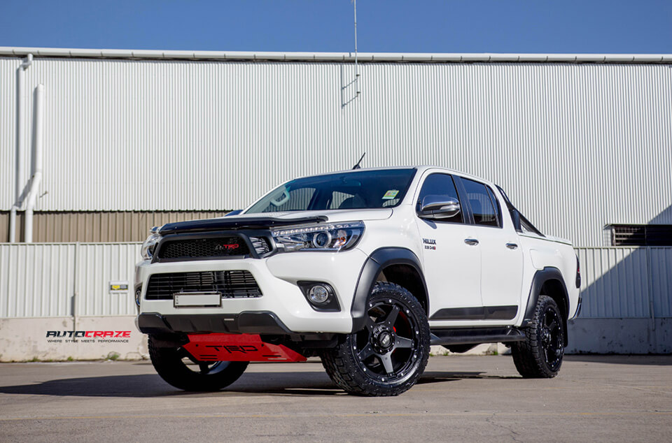 Bílá Toyota Hilux TRD Grid GD04 matně černá 4x4 kola nitto terra grappler pneumatiky