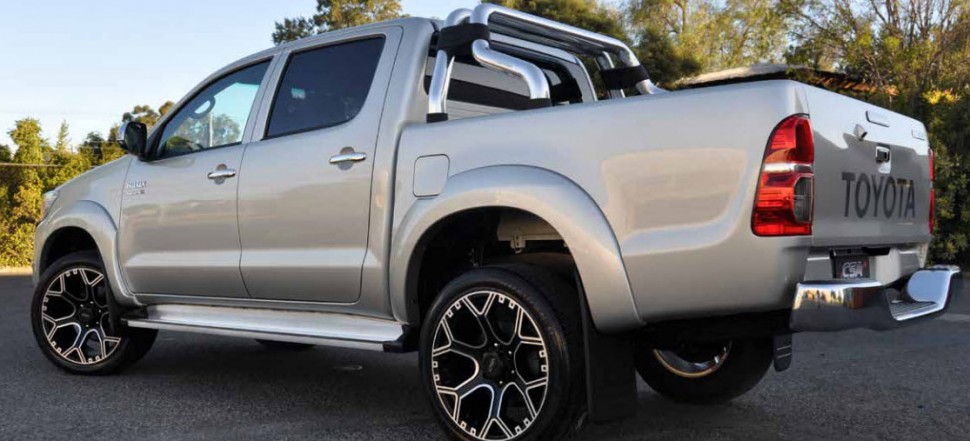toyota_hilux_sr5_rims_autocraze_2017