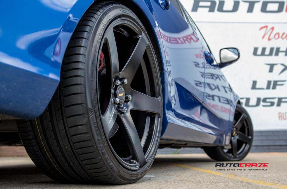 Ford Falcon Simmons s6 wheel nitto invo tyre rear wheel close up