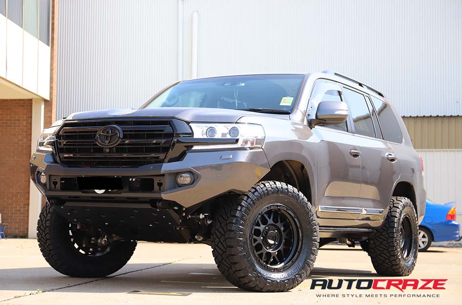 GREY TOYOTA LANDCRUISER SAHARA KMC GRENADE XD135 MATTE BLACK NITTO RIDGE GRAPPLER LIFT KIT EBOARDS FRONT SHOT NOVEMBER 2019