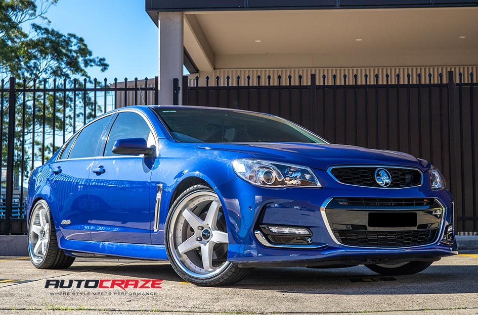 Holden Commodore Detroit White Machined Lip Wheels Front Close Up Shot Gallery April 2019